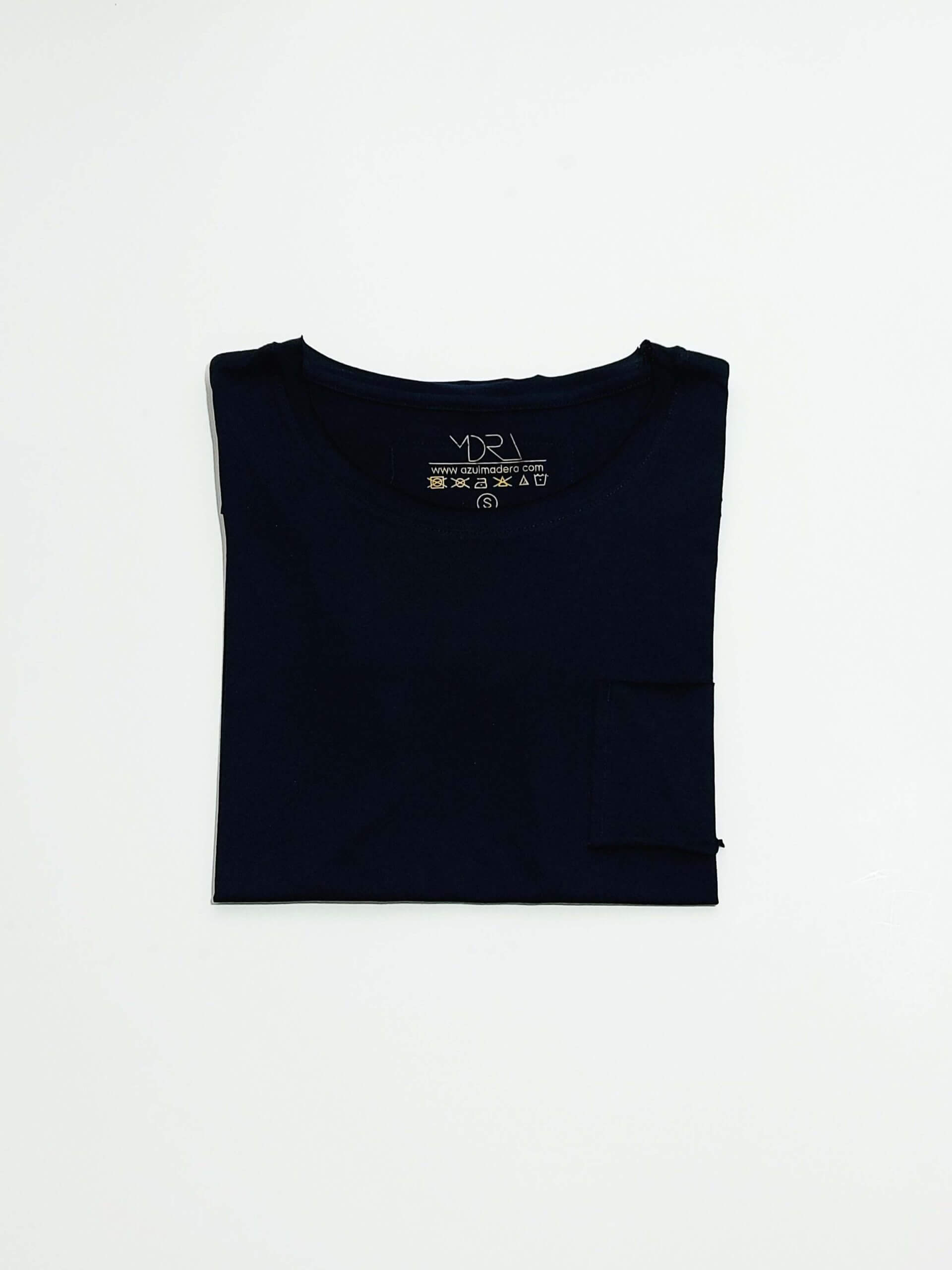 Camiseta Cedro Negro Puro plegada